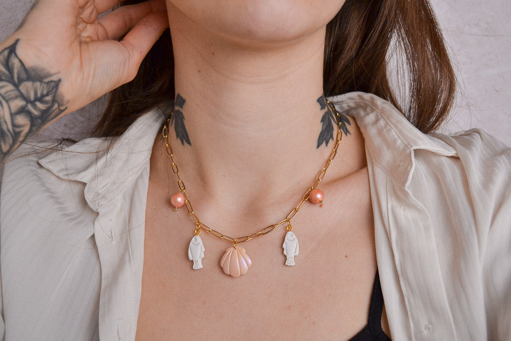 Charm Kette in gold mit weißen und pinken Anhängern