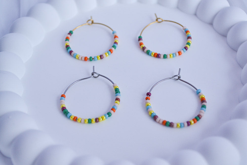 Silberne und Goldene Edelstahl Creolen mit bunten Glasperlen in Regenbogen Farben
