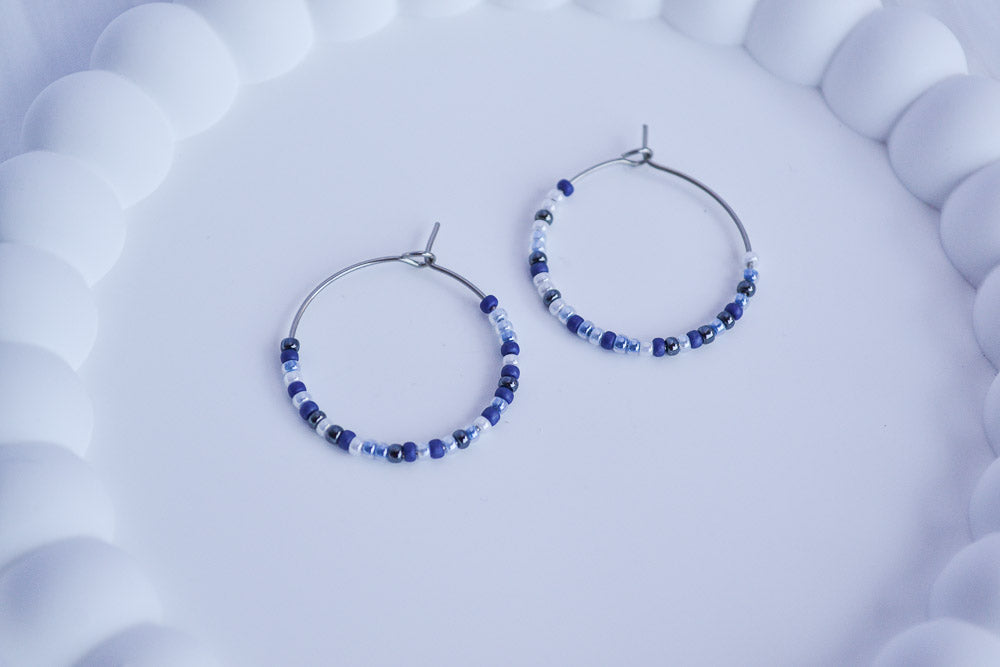 Minimalistische Creolen mit kleinen Glasperlen in Blau und Silber