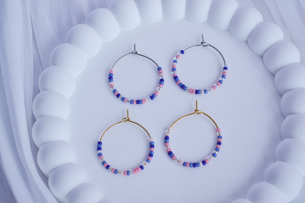 Edelstahl Creolen mit kleinen Perlen in Blau und Rosa