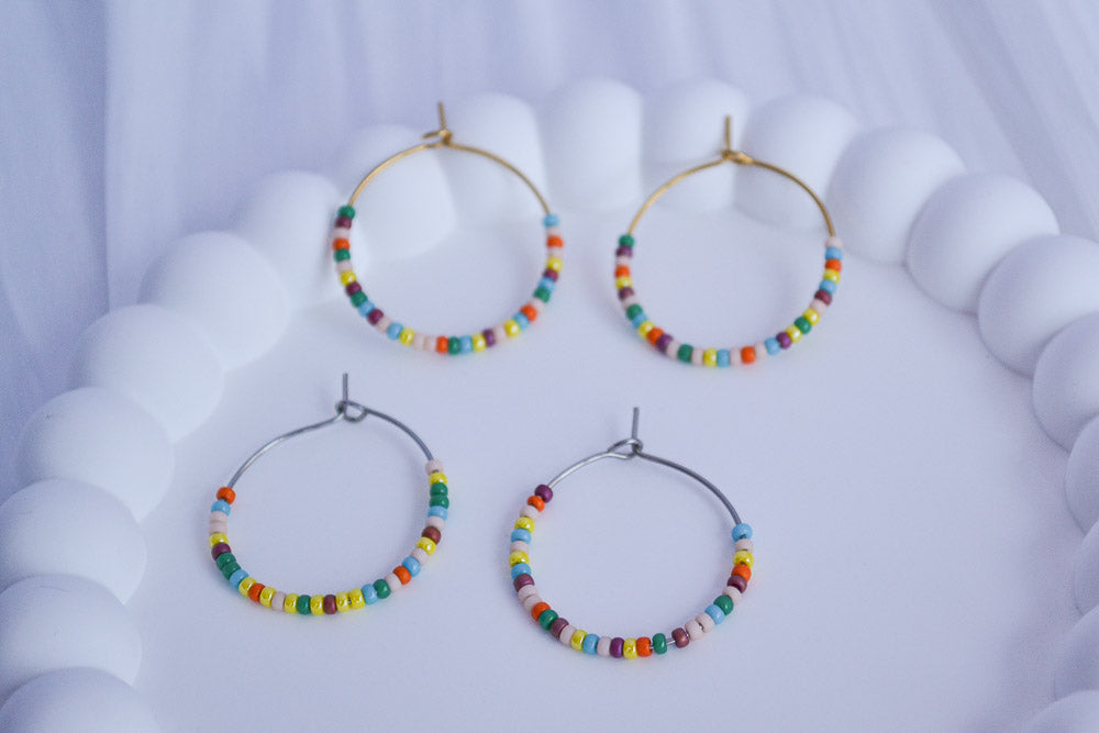 Silberne und Goldene Edelstahl Creolen mit bunten Glasperlen in Regenbogen Farben