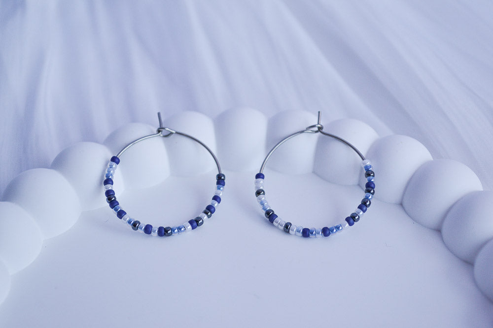 Minimalistische Creolen mit kleinen Glasperlen in Blau und Silber
