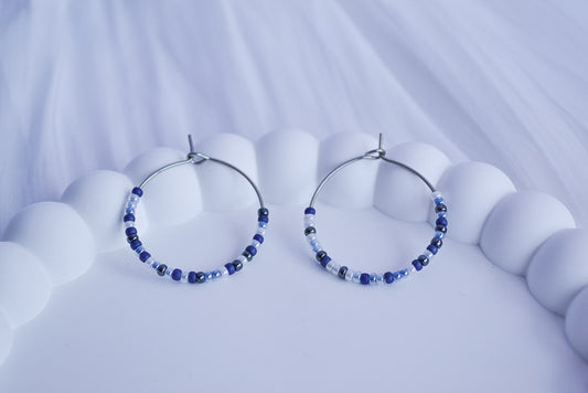 Minimalistische Creolen mit kleinen Glasperlen in Blau und Silber