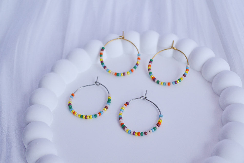 Silberne und Goldene Edelstahl Creolen mit bunten Glasperlen in Regenbogen Farben