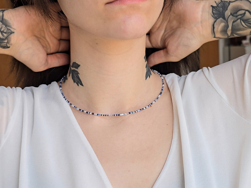 Blaue Perlenkette Tragefoto
