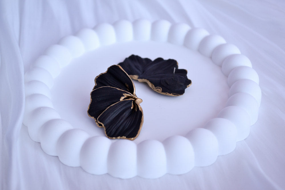 Schwarze Blume Ohrringe mit goldenen Details