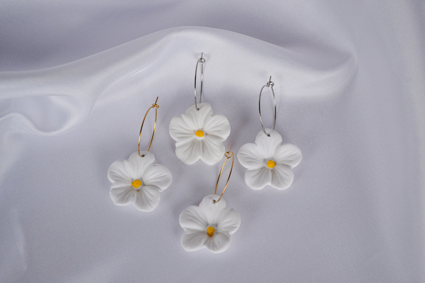 Hoop earrings with white flower pendants
