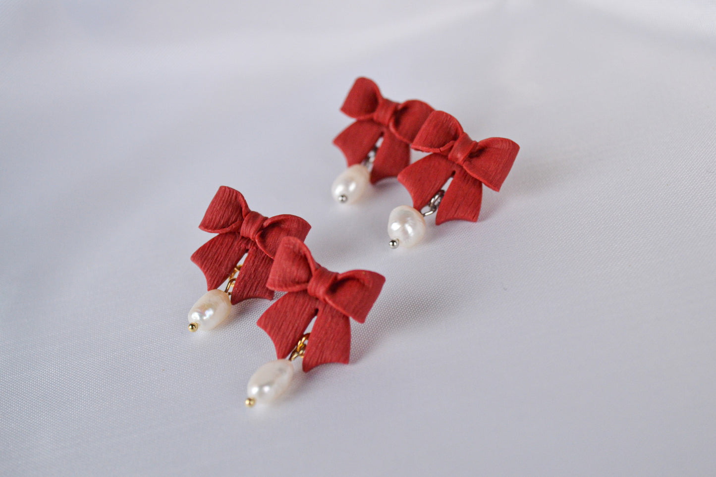 Coquette earrings in red