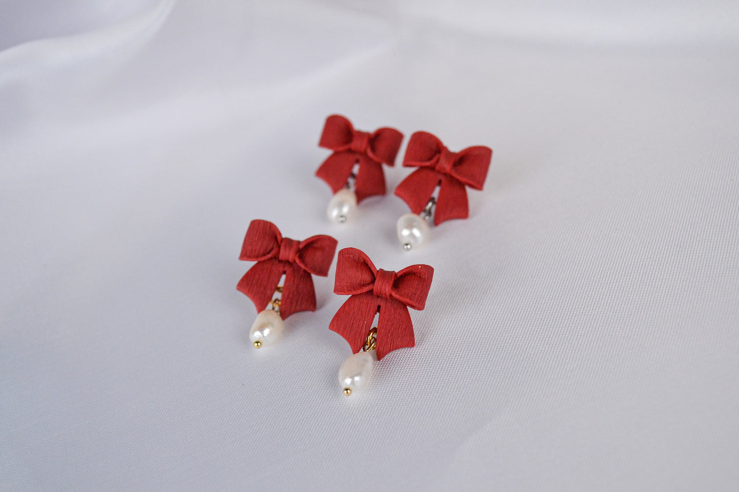 Coquette earrings in red