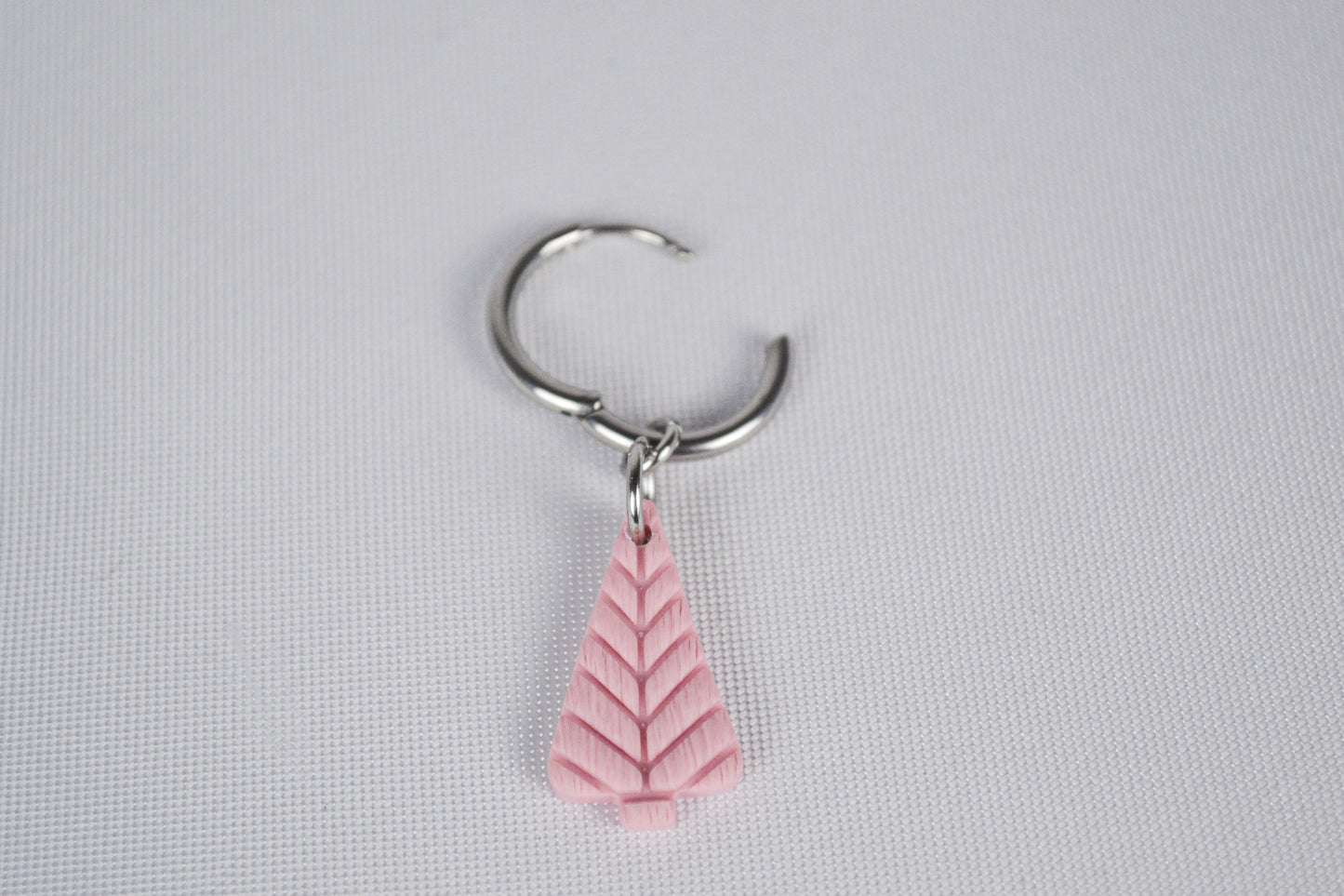 Creolen mit Skandi-Weihnachtsbaum in Rosa