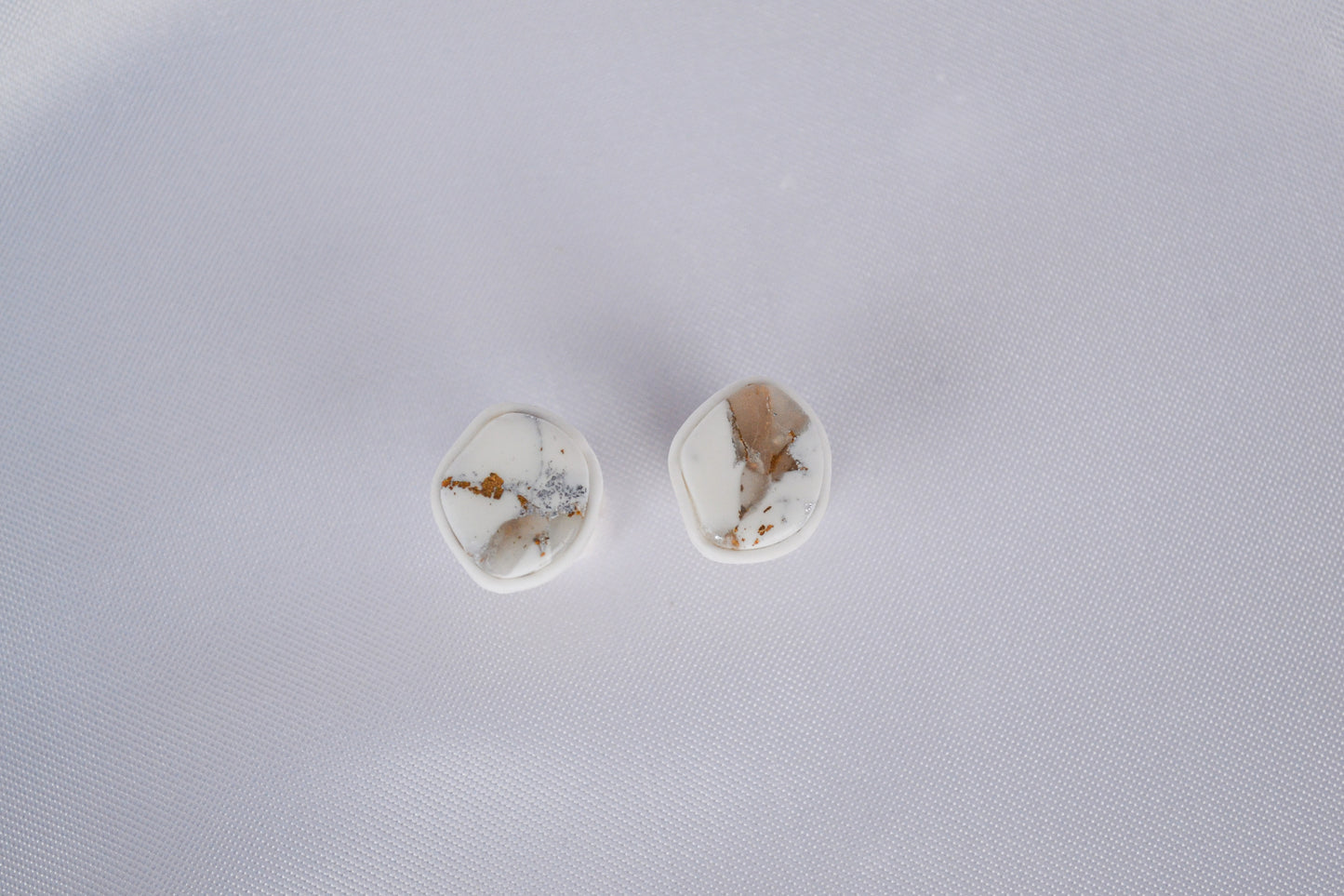 Ella stud earrings in white & metallic
