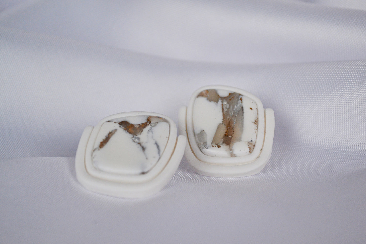 Asta stud earrings in white & metallic
