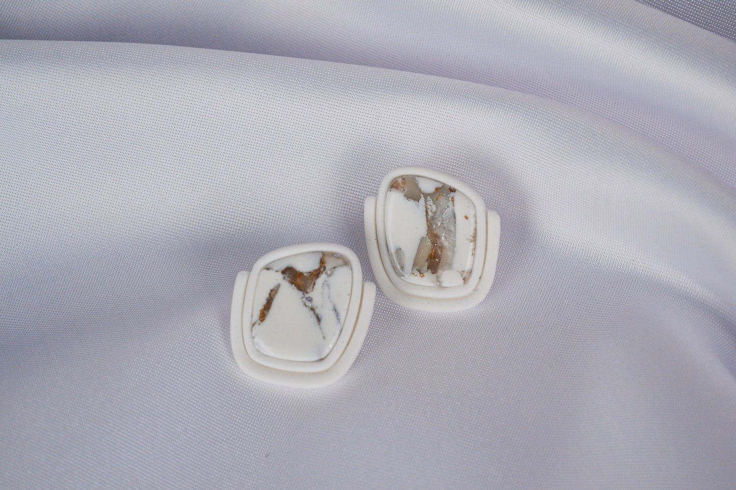Asta stud earrings in white & metallic
