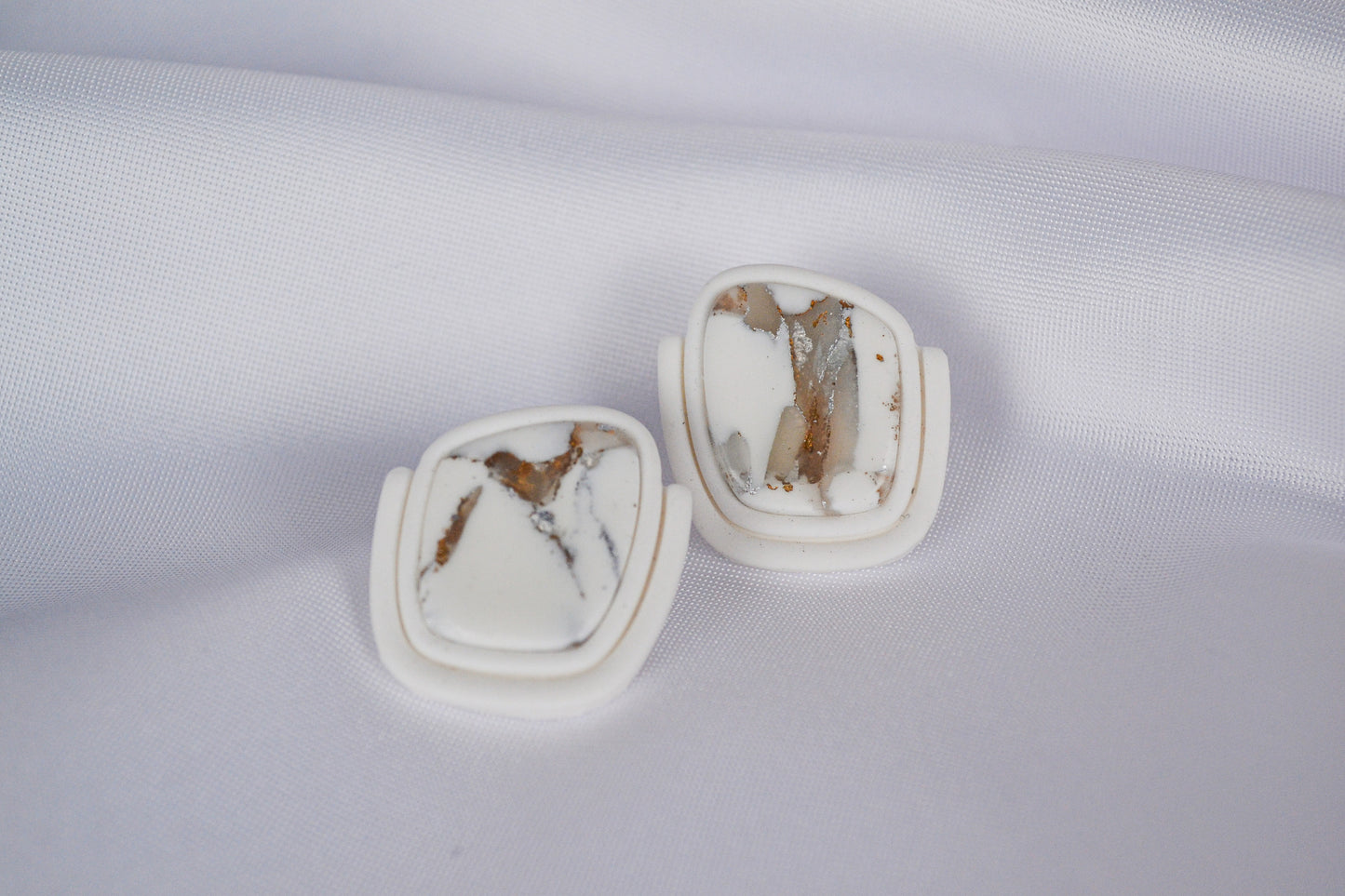 Asta stud earrings in white & metallic