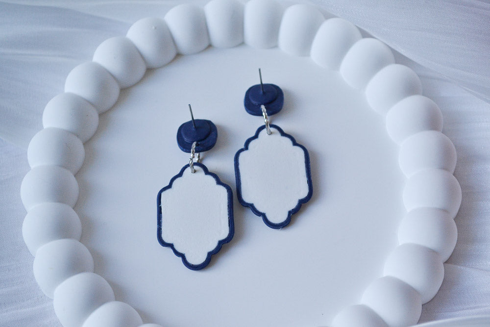 Blau Weiße Ohrstecker von hinten