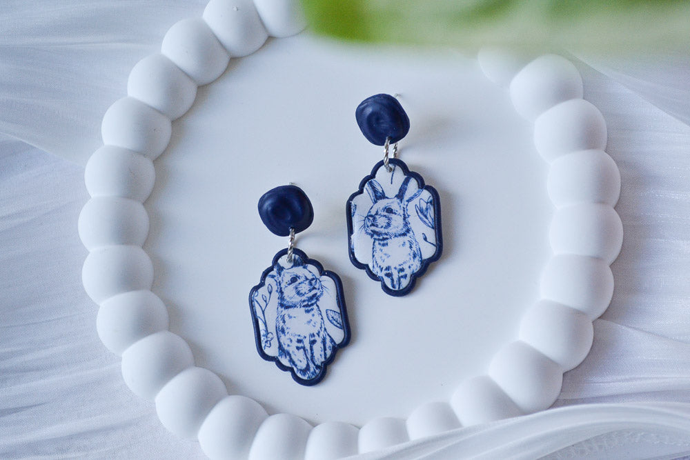 Elegante Ohrringe n Blau und Weiß mit Osterhasen und Blumen