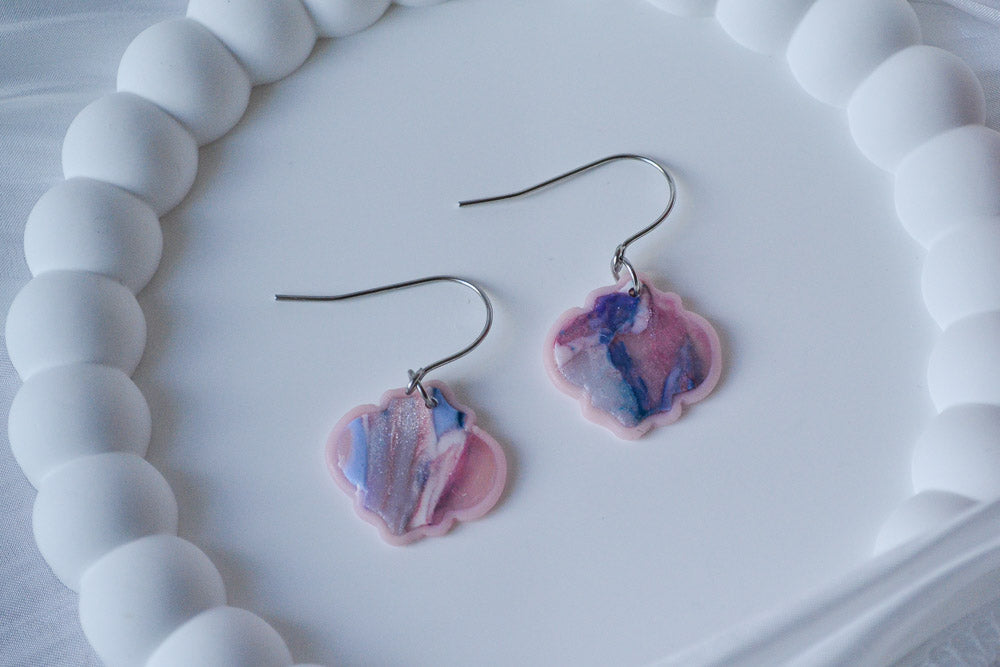 Elegante bunte Ohrhänger in rosa und blau