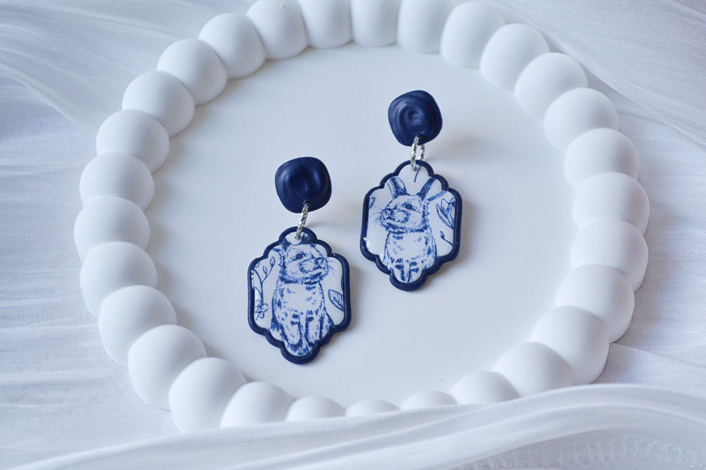 Künstlerische Ohrstecker in Blau und Weiß mit Hasen