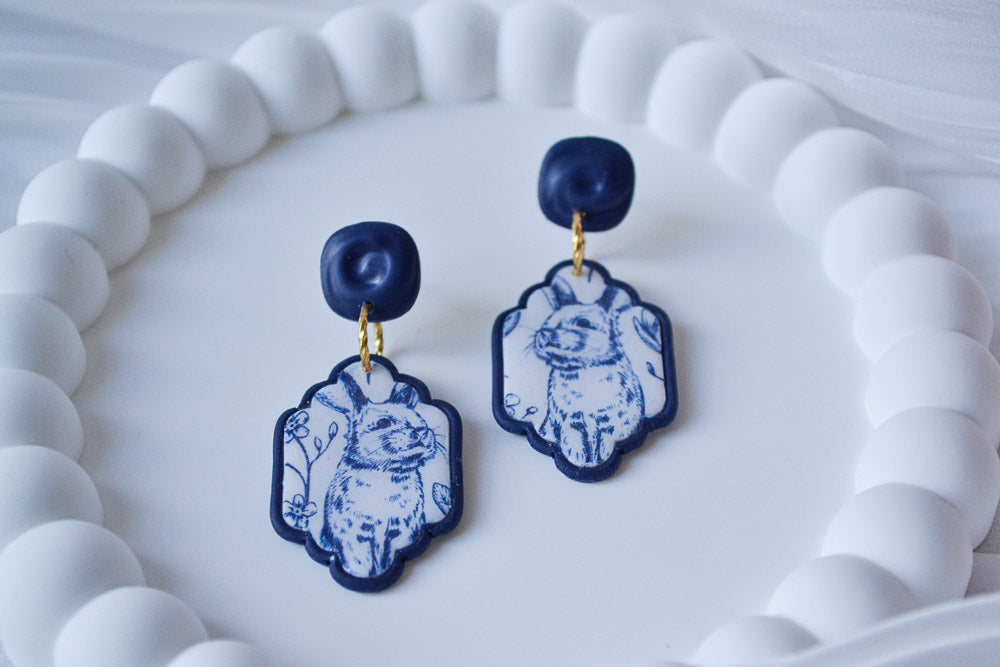 Marineblaue Ohrstecker mit Hasen