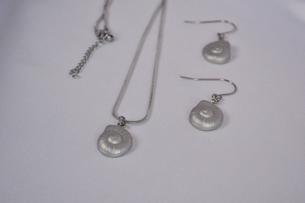 Geschenkeset aus Kette und Ohrringen mit Polymer Ton Muscheln in Silber