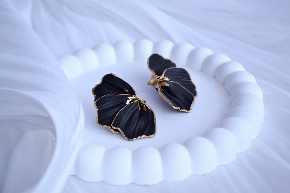 Große Blumen Ohrringe in Schwarz mit goldenen Details