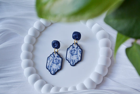 Blau weiße Ohrringe mit Hasenmuster und Blumen