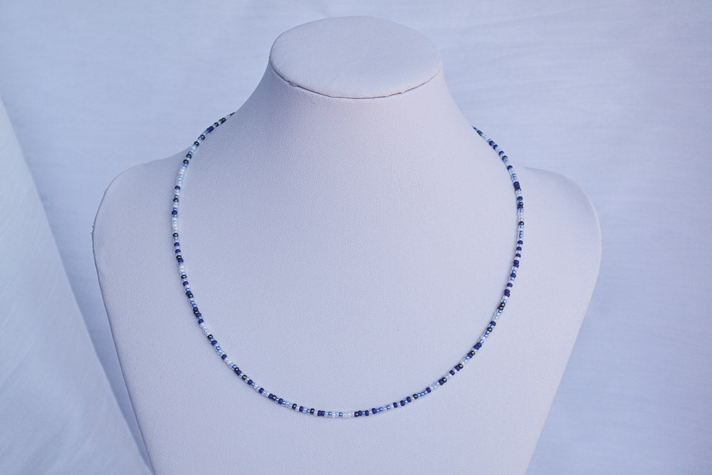 Kette mit blauen Glasperlen