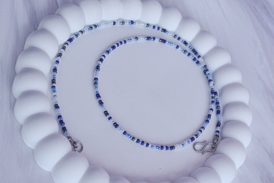 Glasperlen Kette in Silber mit blauen Perlen
