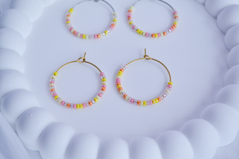 Goldene und Silberne Edelstahl Creolen mit bunten Glasperlen in Gelb, Orange und Pink