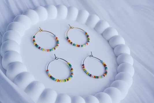Silberne und Goldene Edelstahl Creolen mit bunten Glasperlen in Regenbogen Farben