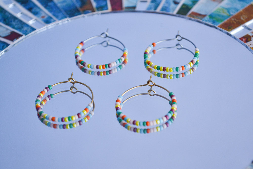 Silberne und Goldene Edelstahl Creolen mit bunten Glasperlen in Regenbogen Farben