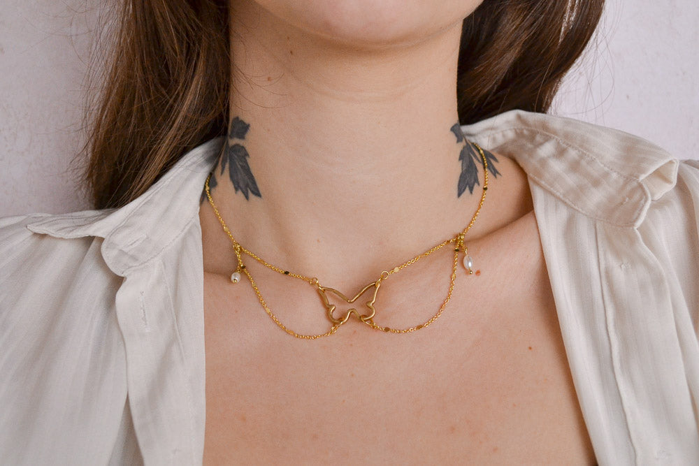 Goldene Choker mit dünnen Ketten und Schmetterling Charm in der Mitte