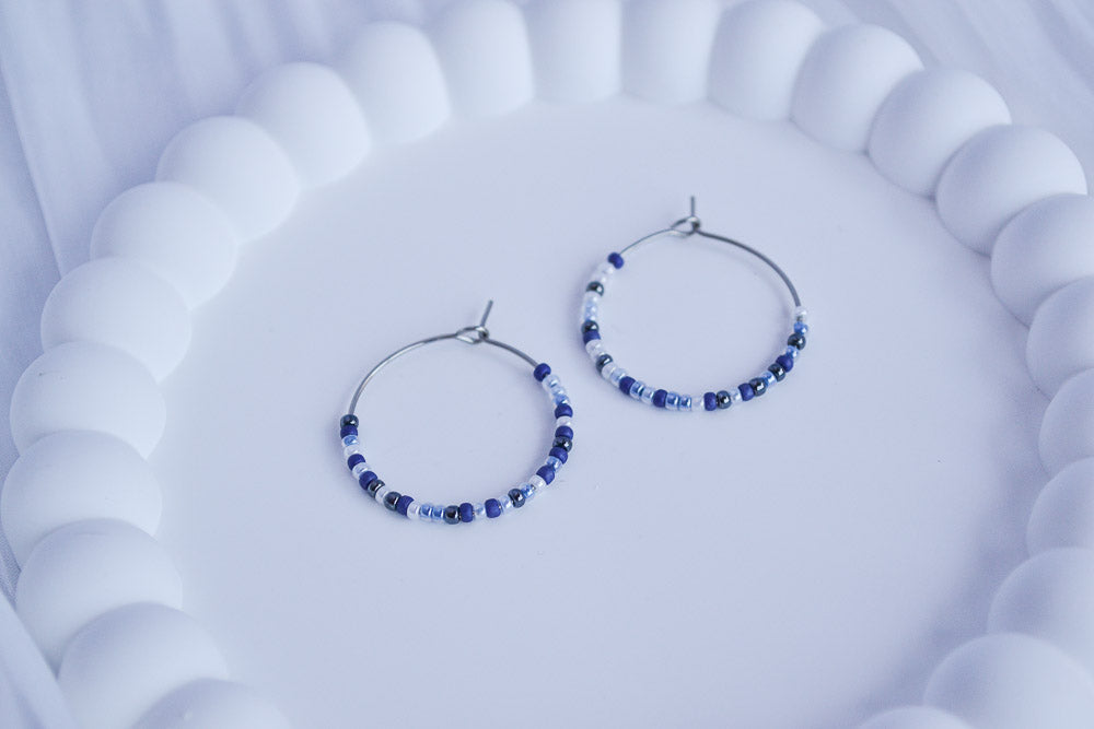 Minimalistische Creolen mit kleinen Glasperlen in Blau und Silber