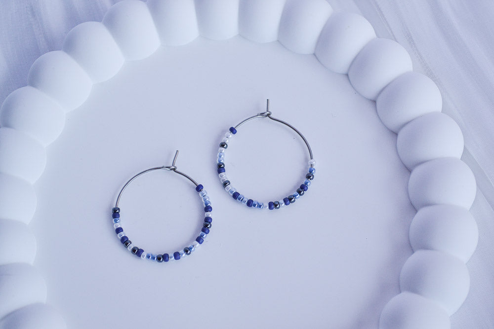 Minimalistische Creolen mit kleinen Glasperlen in Blau und Silber