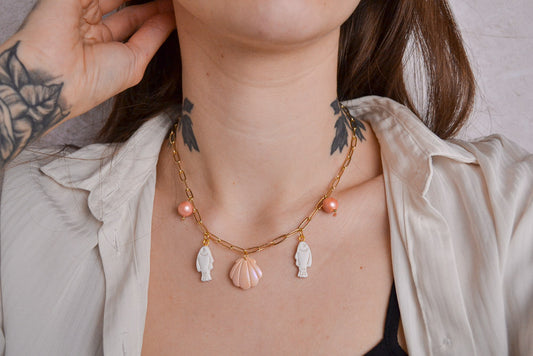 Charm Kette in gold mit weißen und pinken Anhängern