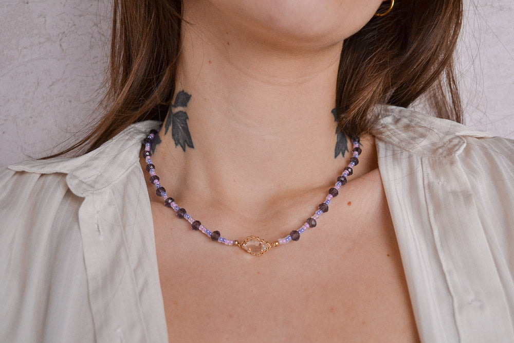 Glasperlenkette in Lila mit goldenem Verbinder 