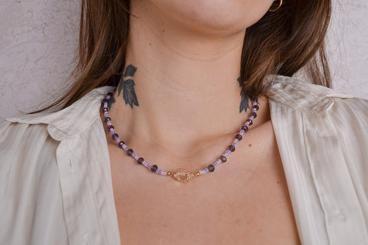 Glasperlenkette in Lila mit goldenem Verbinder 