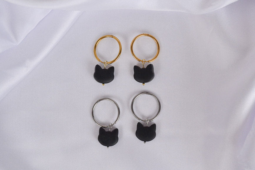 Silber und goldene Creolen mit schwarzen Katzen Charms