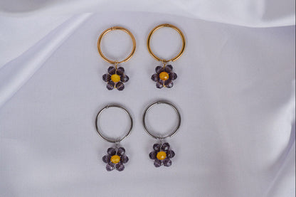 Gold und Silber Creolen mit violetten Blumenanhängern aus Glasperlen