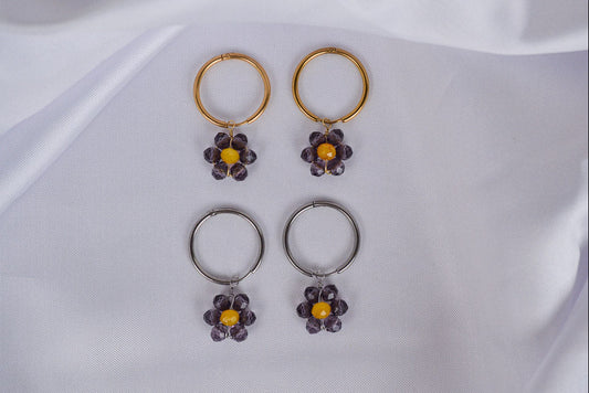 Gold und Silber Creolen mit violetten Blumenanhängern aus Glasperlen