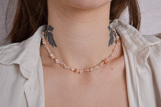 Getragene Kette mit Edelsteinen und Glasperlen