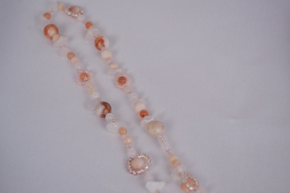 Handgemachte Kette mit gefädelten Perlen aus Quarz, Aventurin und Glasperlen