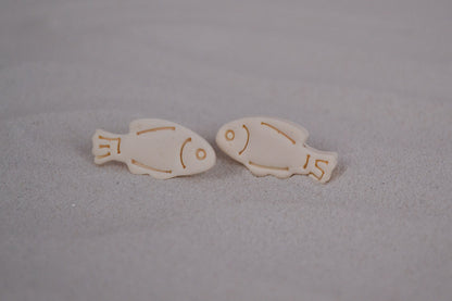 Niedliche Fisch Ohrstecker in Beige auf Sand