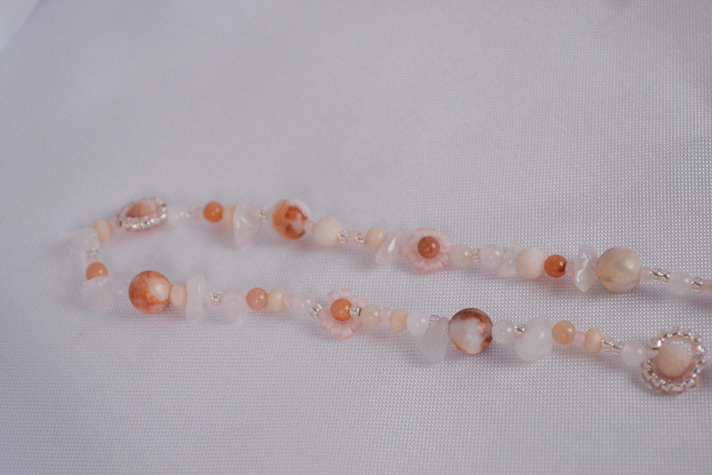 Nahfaufnahme Perlenkette Peach mit Edelsteinen