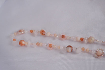 Nahfaufnahme Perlenkette Peach mit Edelsteinen