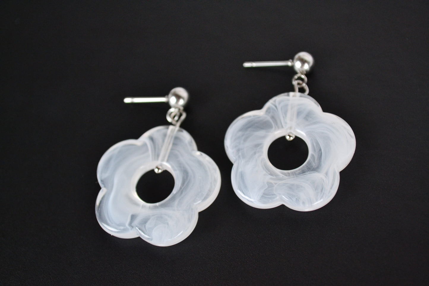 Stud earrings with white flower pendant