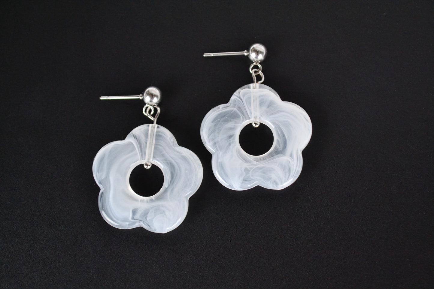 Stud earrings with white flower pendant