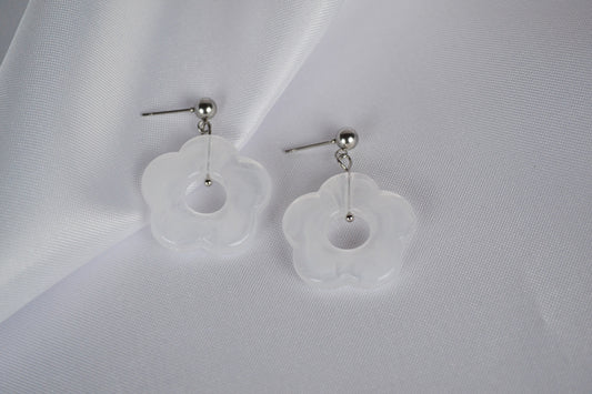 Stud earrings with white flower pendant