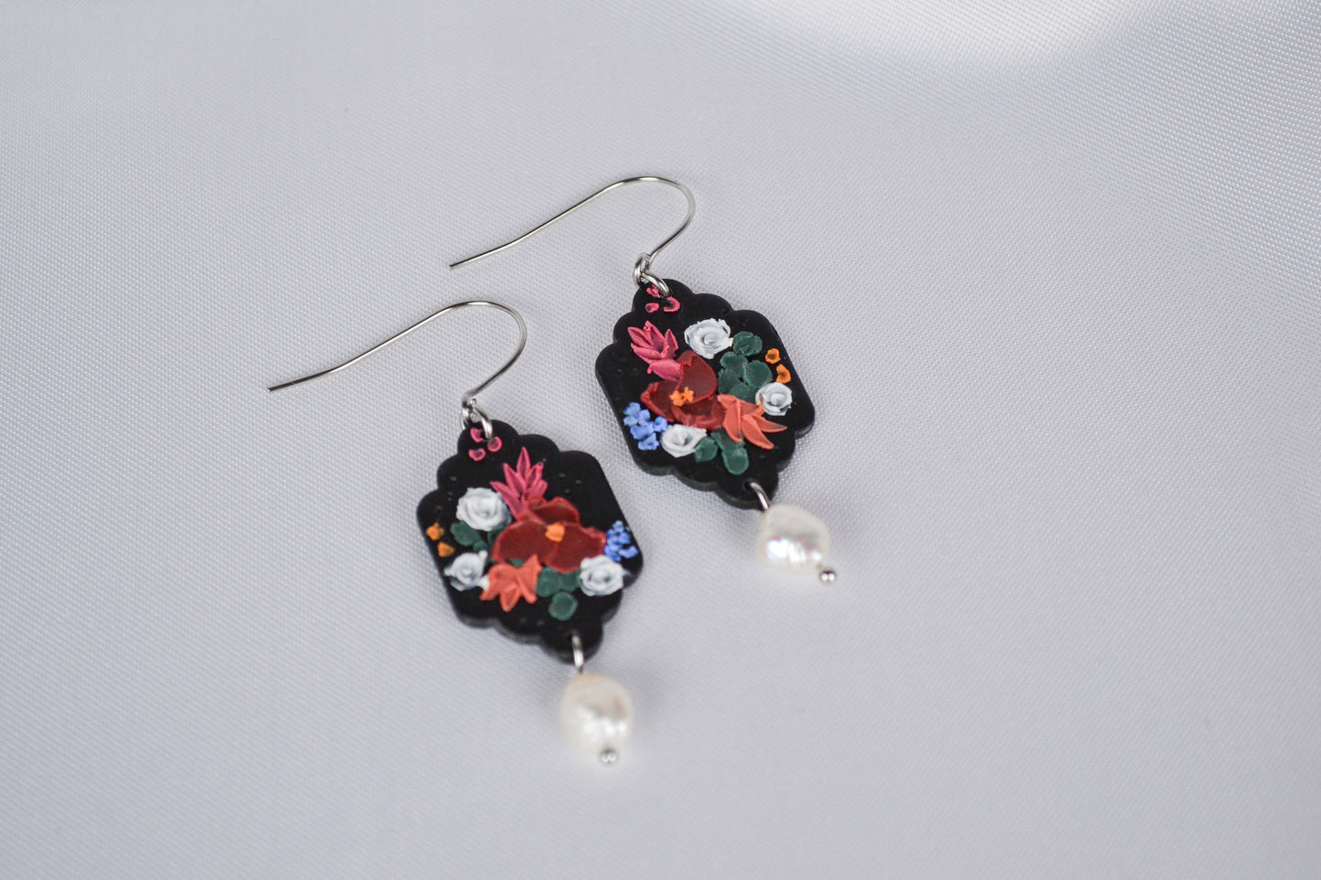 Belle earrings in black with autumn flowers