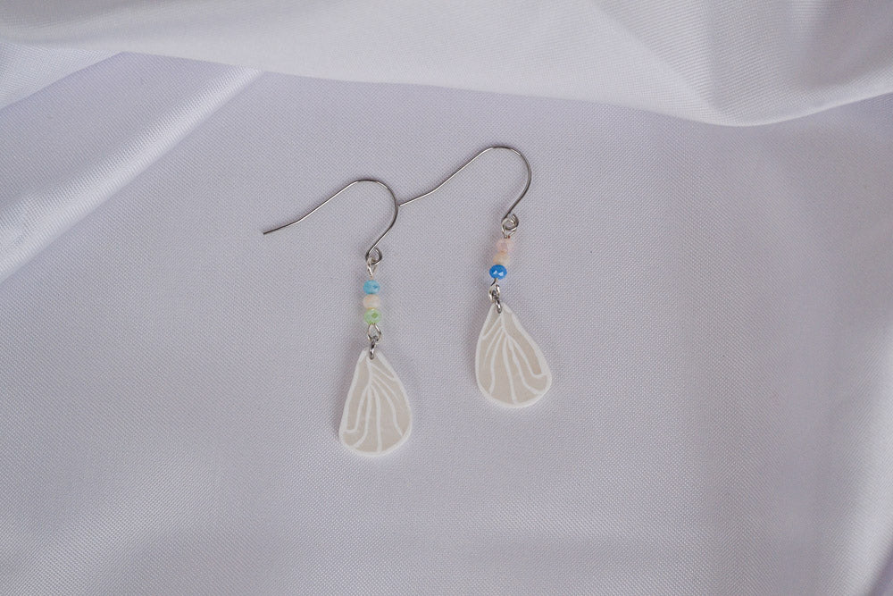 Schmertterlingsflügel an silbernen Ohrhängern mit bunten Glasperlen